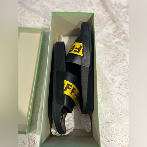 Off White Woman’s Industrial Pool Slides - Picture 5 of 7